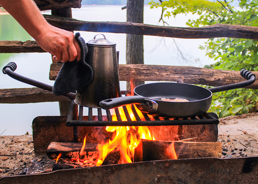 USAアンティーク　アウトドアポット＆プレート4枚 Outdoor Products Pic.jpg | Fort Frances General Supply